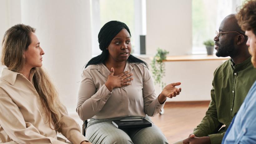 Foto: pressmaster – stock.adobe.com Zwei Frauen und zwei Männer unterschiedlicher Hautfarben in der Gruppentherapie.